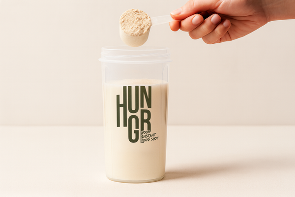 Voeg 2 scoops HUNGR toe. (Meng 3 scoops met 450 ml)
