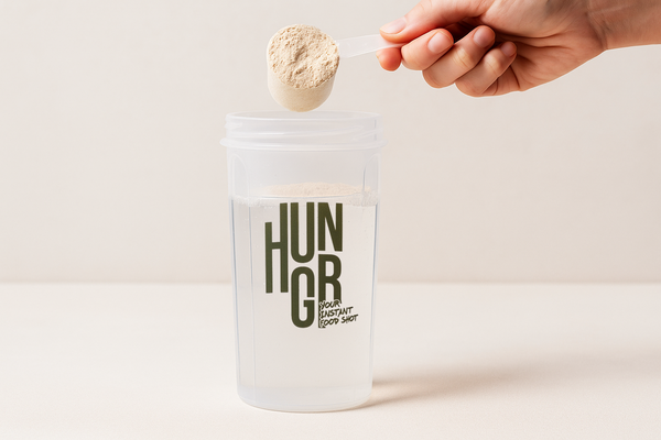 Voeg 2 scoops HUNGR toe. (Meng 3 scoops met 450 ml)